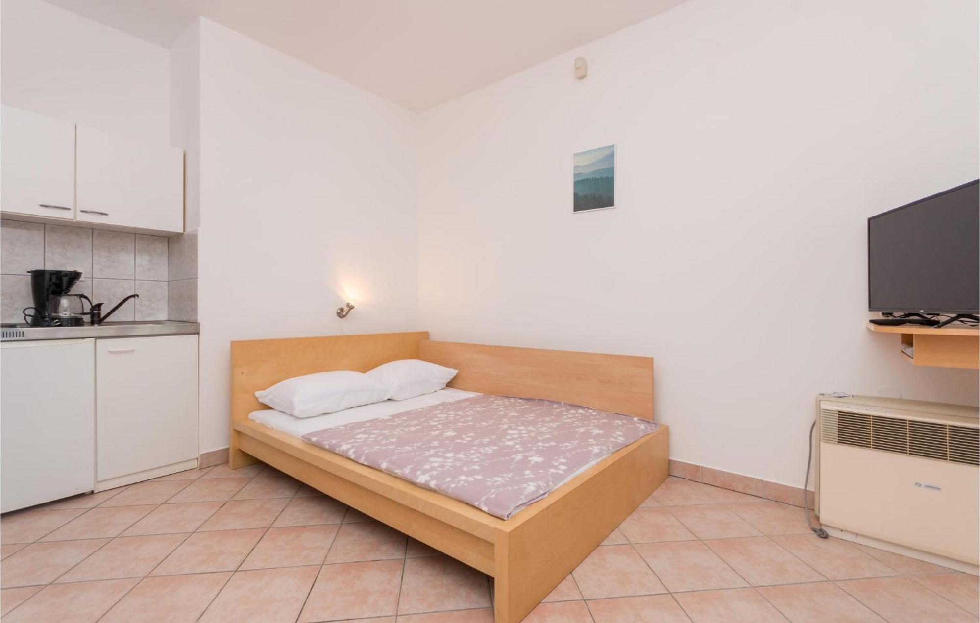 Awesome Apartment In Sveti Filip I Jakov W/ 1 Bedrooms Екстериор снимка
